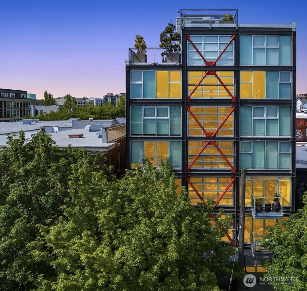 1310 E Union Street #401