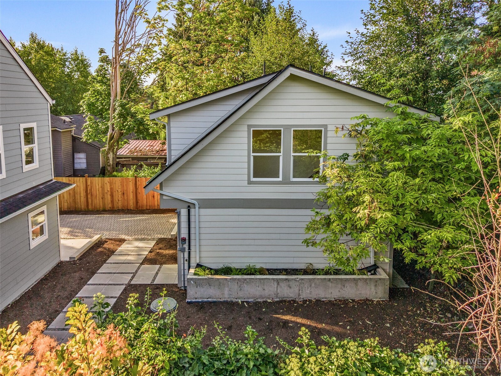 9545 Wallingford Avenue N, Seattle, WA 98103, photo 3 of 22