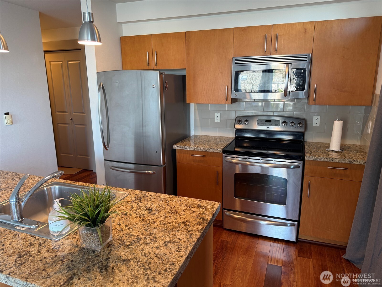 4547 8th Avenue NE #414, Seattle, WA 98105, photo 5 of 29