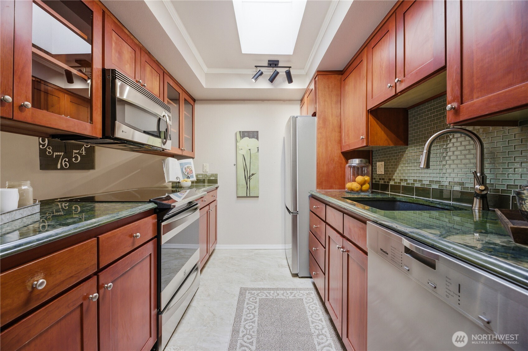 2253 Gilman Drive W #505, Seattle, WA 98119, photo 4 of 37