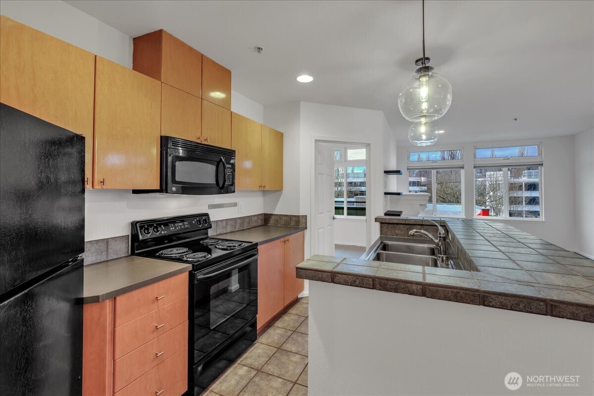 18 Dravus Street #207, Seattle, WA 98109, photo 3 of 34