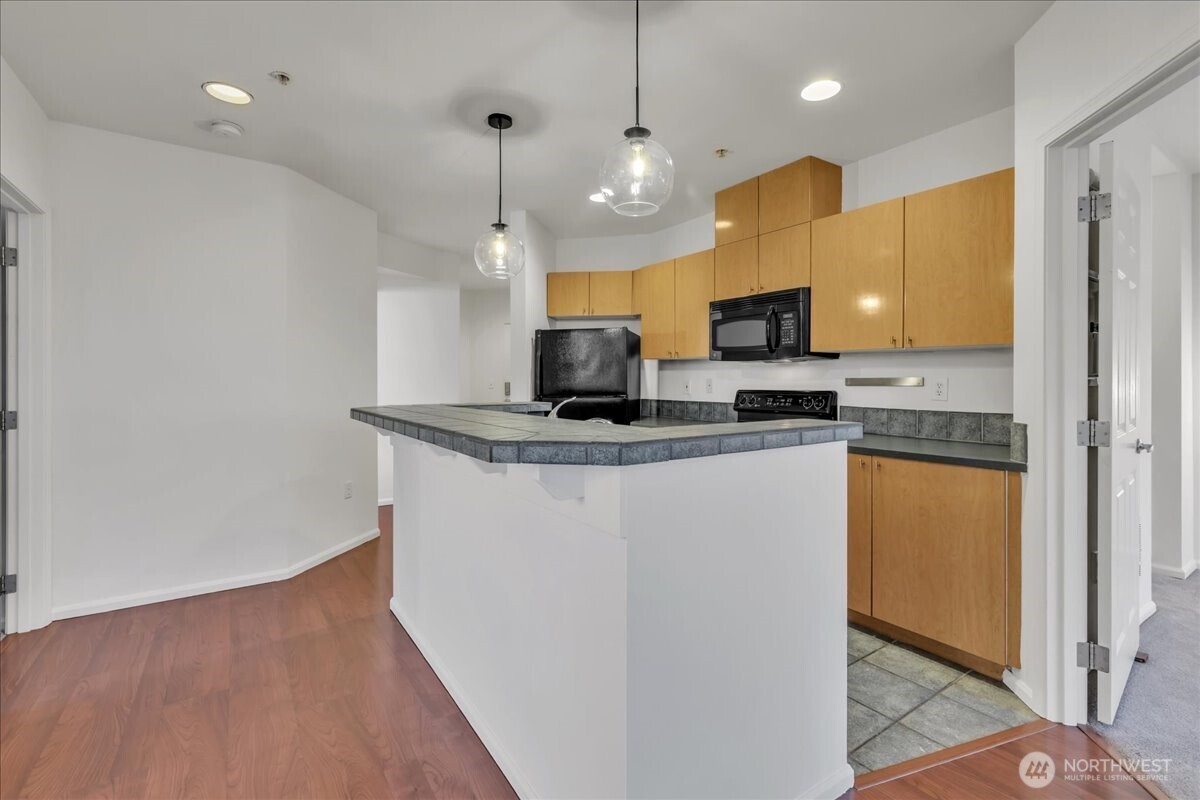 18 Dravus Street #207, Seattle, WA 98109, photo 5 of 34