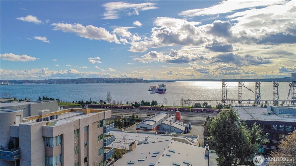 620 W Mercer Place #2B, Seattle, WA 98119, photo 2 of 37