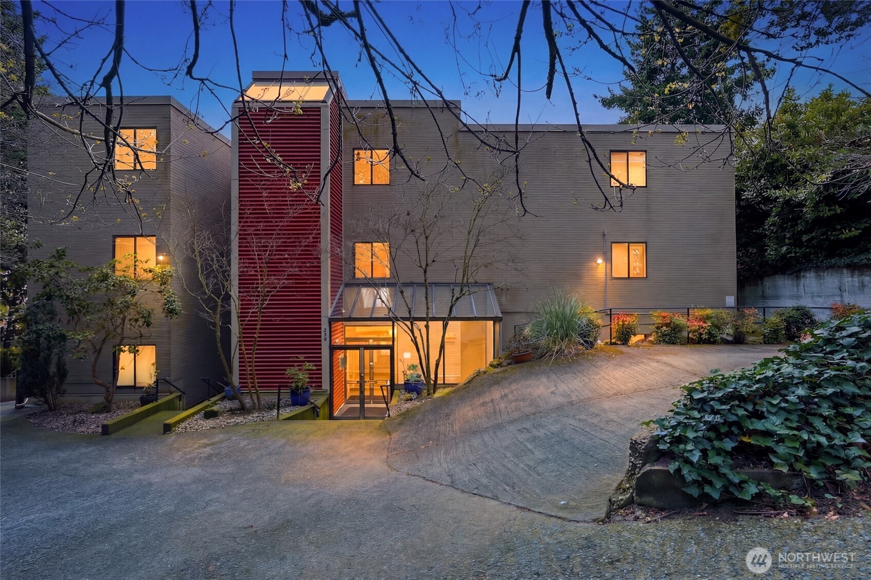 620 W Mercer Place #2B, Seattle, WA 98119, photo 3 of 37