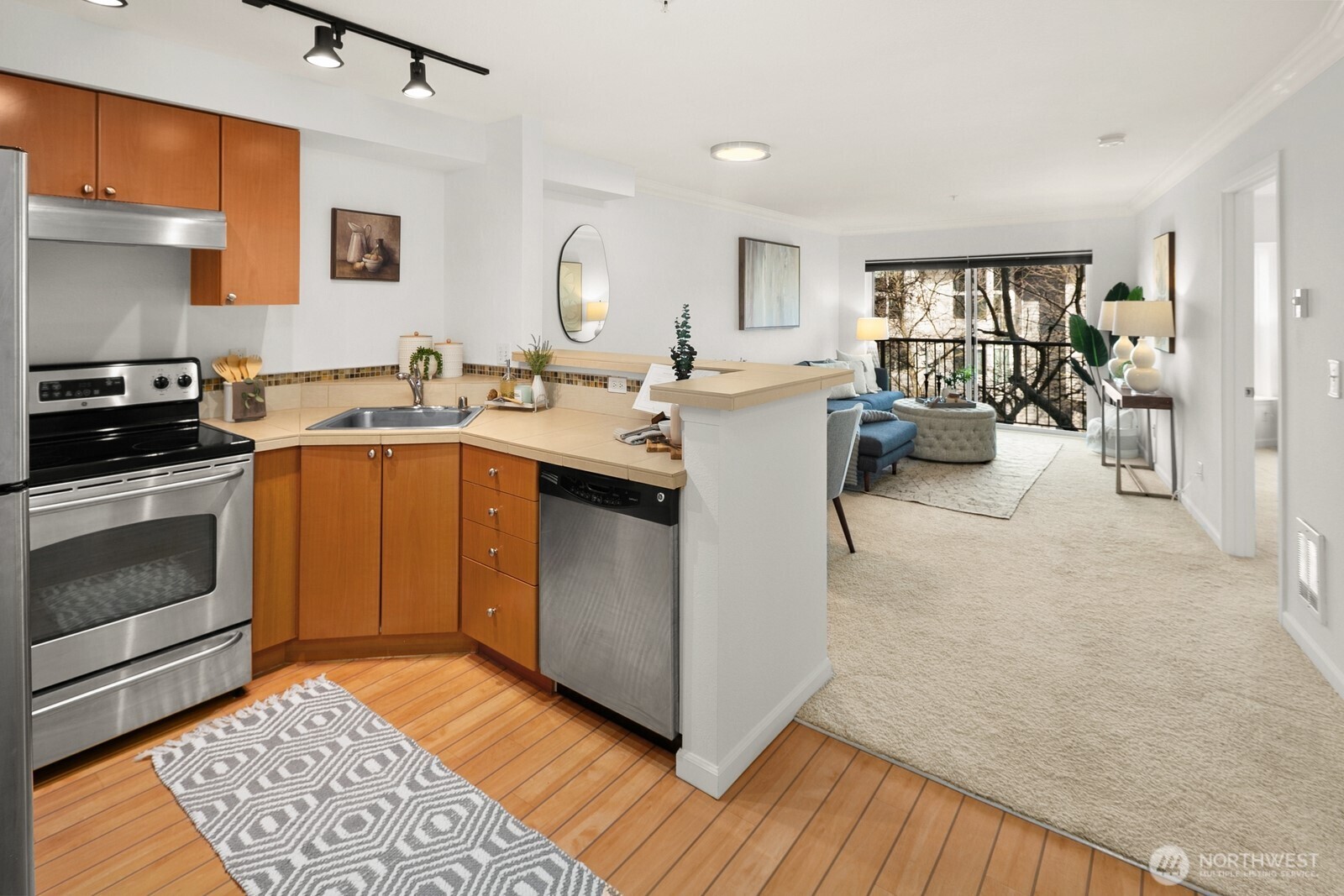 621 5 Avenue N #301, Seattle, WA 98109, photo 4 of 29
