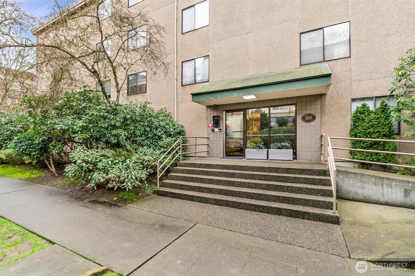 505 W Roy Street #304, Seattle, WA 98119-3882, photo 2 of 33