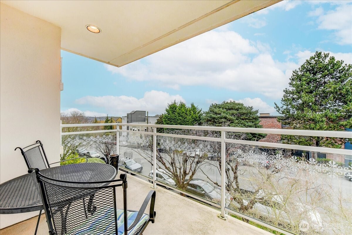 1527 California Avenue SW #301, Seattle, WA 98116, photo 3 of 18