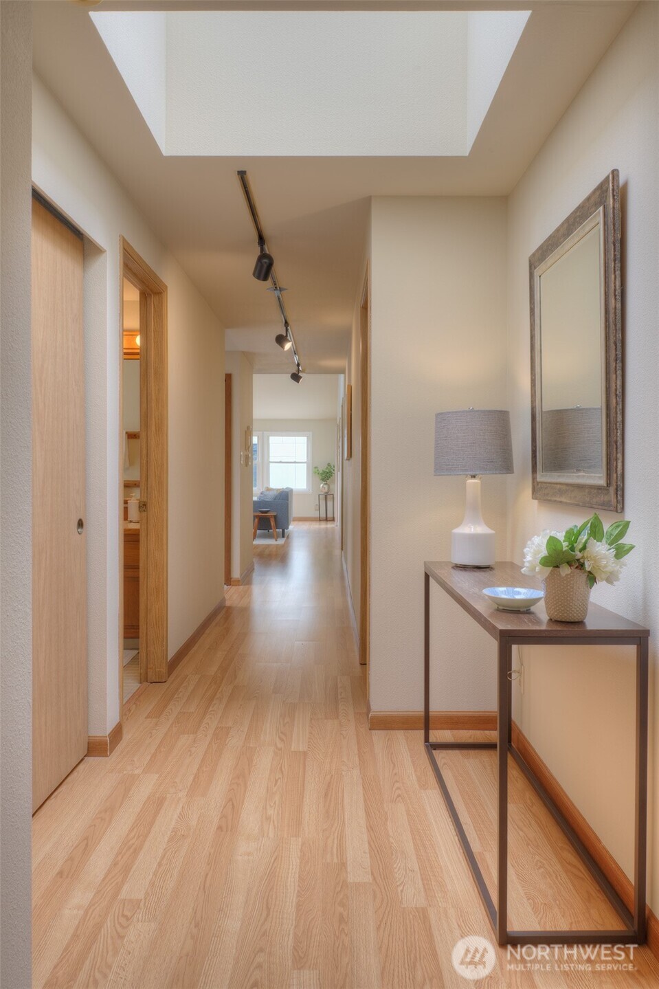 909 N 35TH Street #402, Seattle, WA 98103-8863, photo 2 of 25