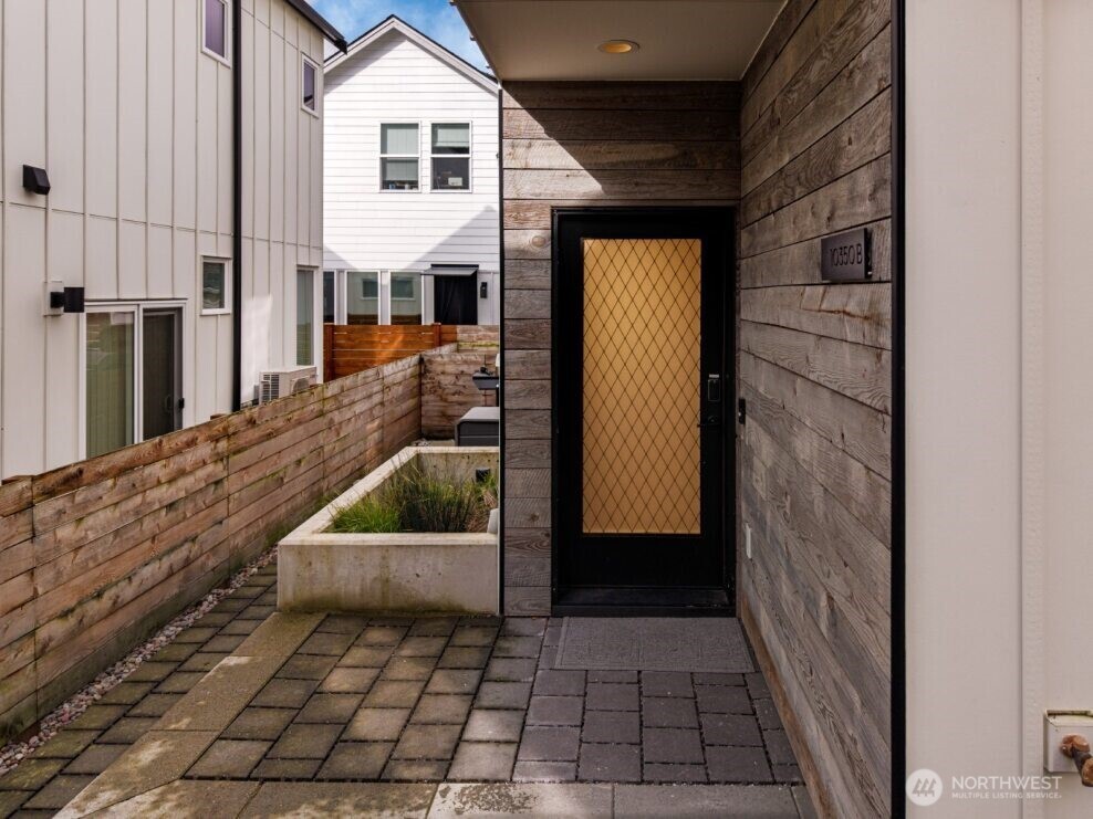 10350 Wallingford Avenue N #B, Seattle, WA 98133-9440, photo 3 of 20