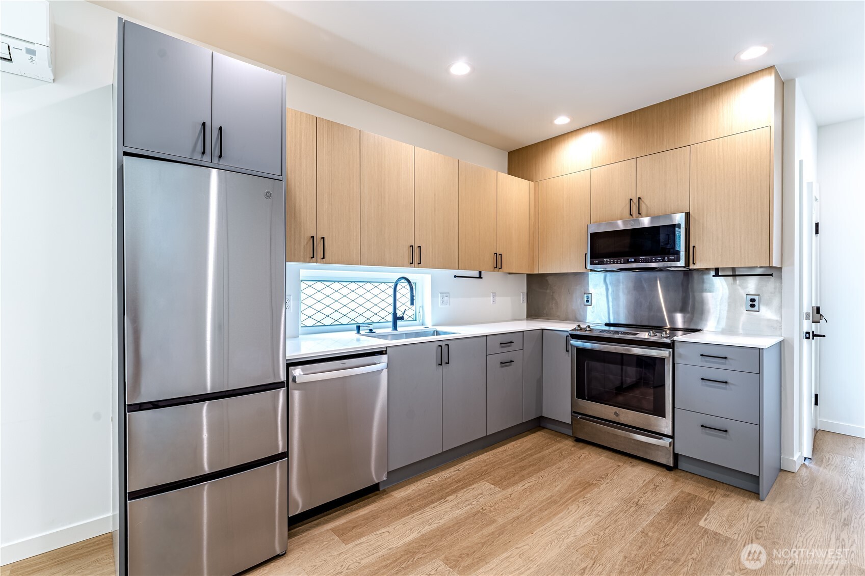 10350 Wallingford Avenue N #B, Seattle, WA 98133-9440, photo 5 of 20
