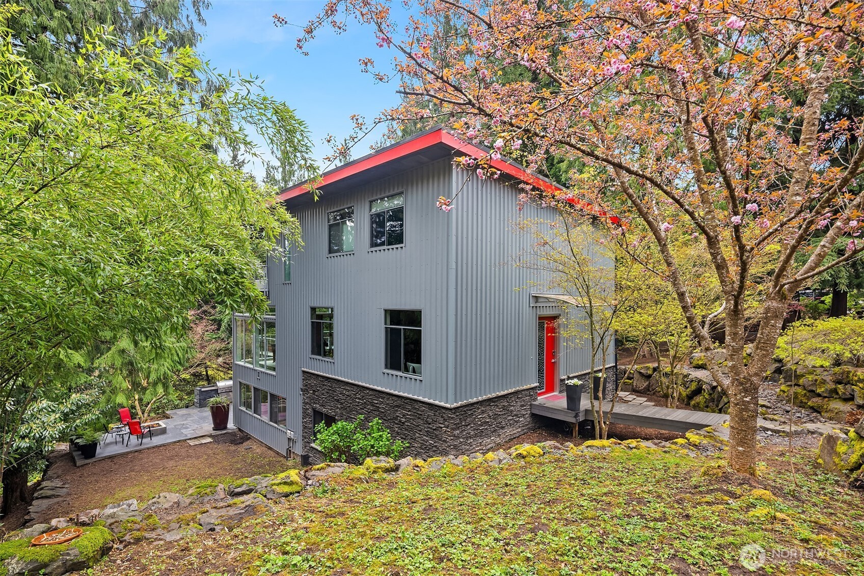 1534 Hillside Drive SE, Issaquah, WA 98027, photo 2 of 2