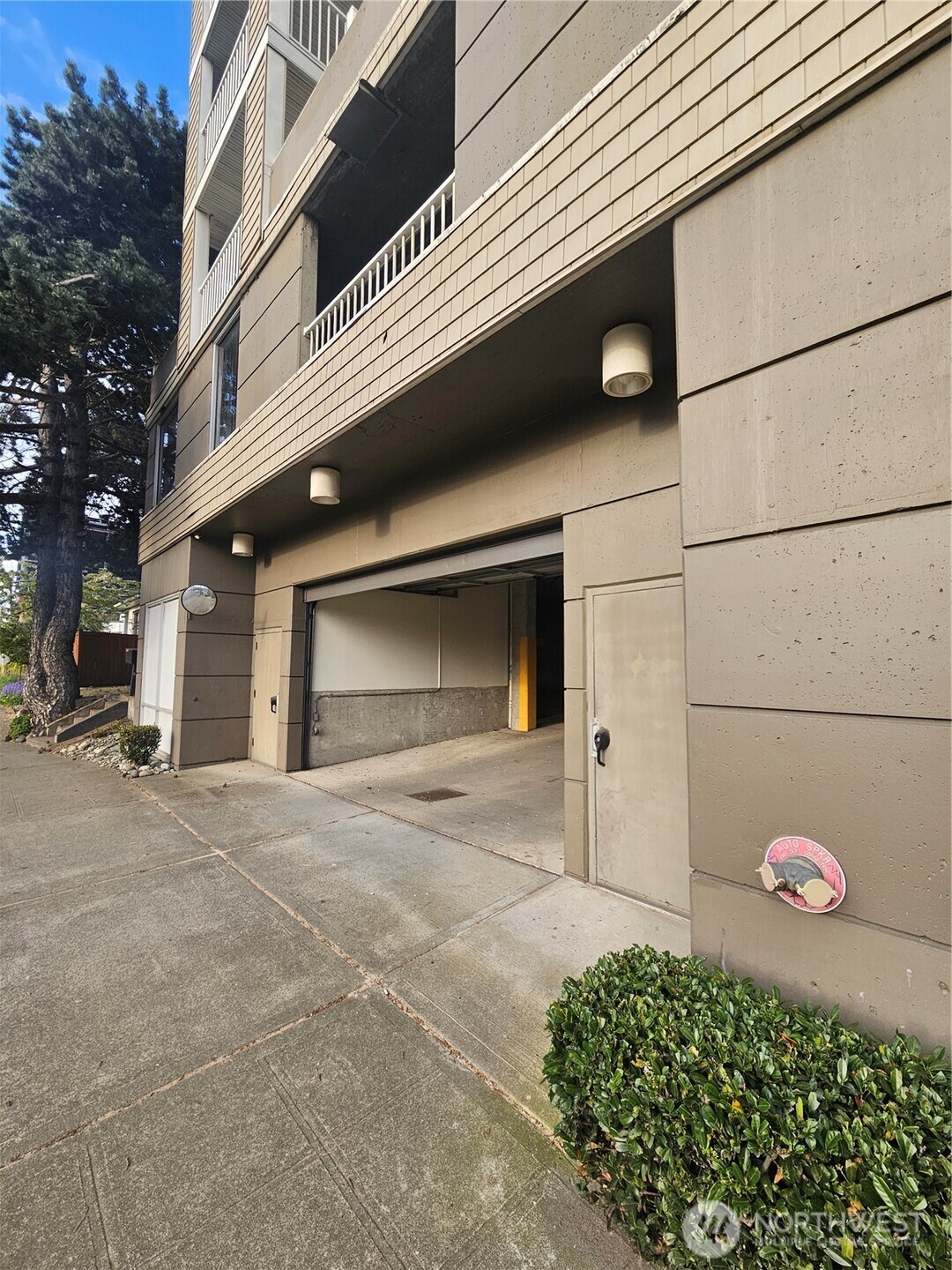 2530 15th Avenue W #303, Seattle, WA 98119-2050, photo 2 of 16