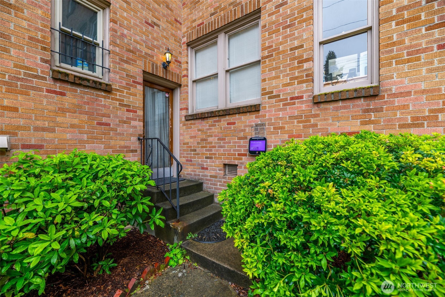 1427 3rd Avenue W #8, Seattle, WA 98119, photo 2 of 35