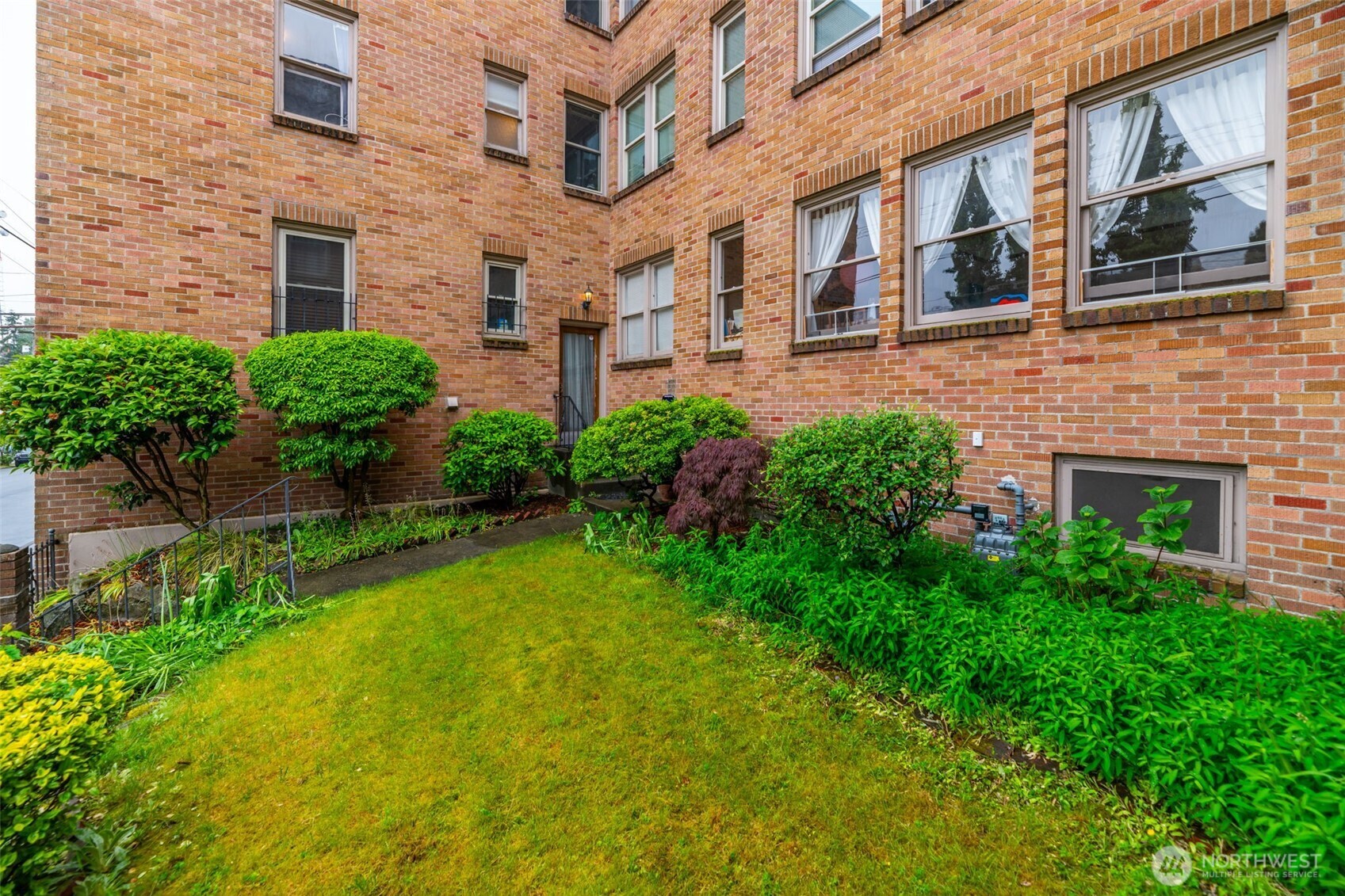 1427 3rd Avenue W #8, Seattle, WA 98119, photo 3 of 35