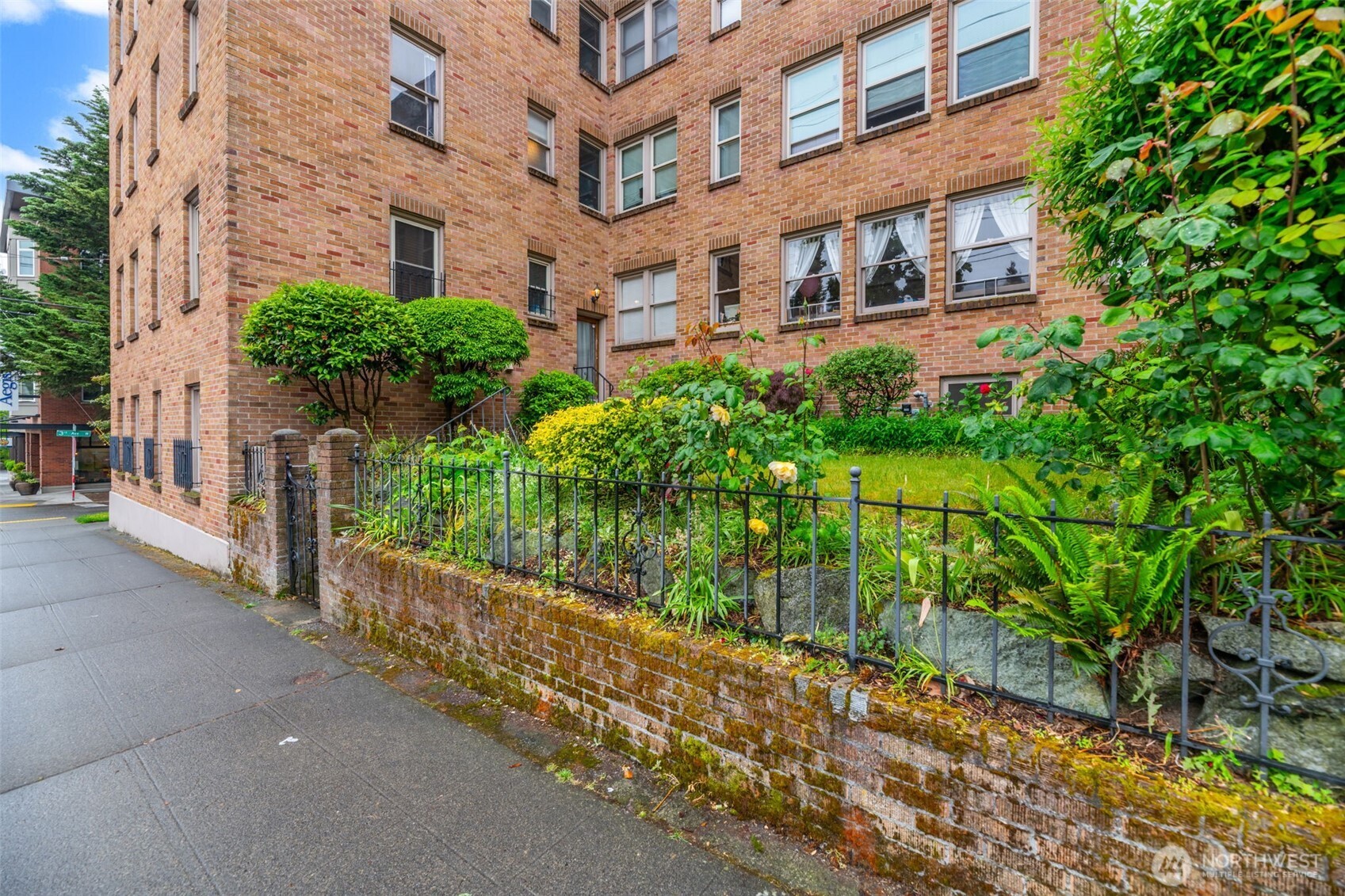 1427 3rd Avenue W #8, Seattle, WA 98119, photo 4 of 35