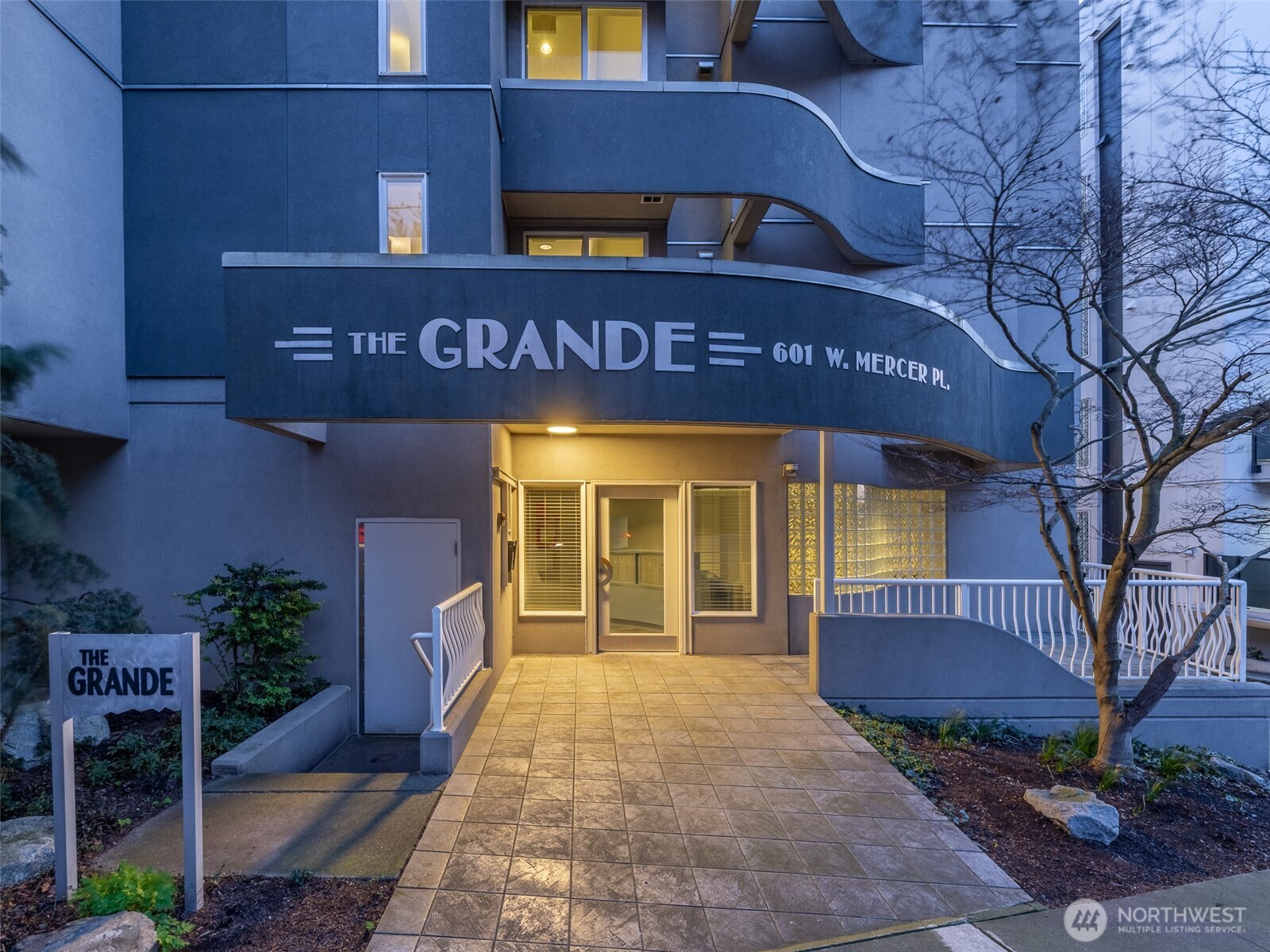 601 W Mercer Place #301, Seattle, WA 98119, photo 5 of 39