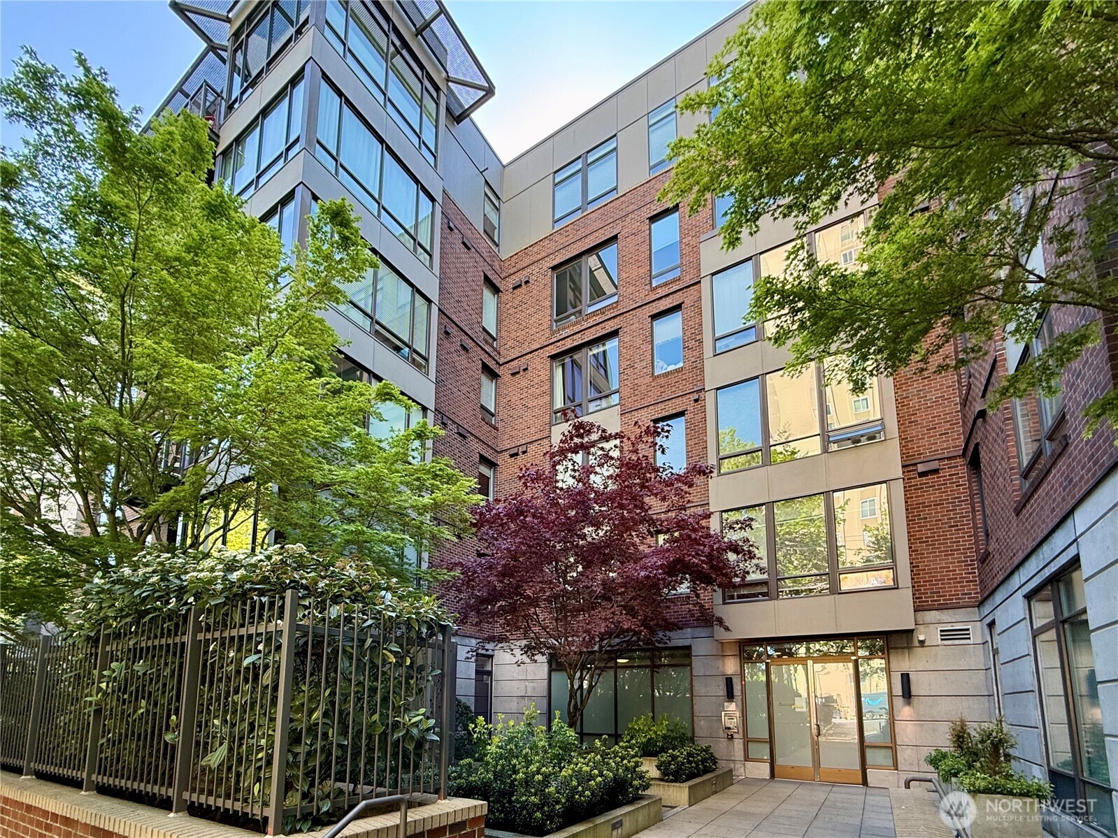 4547 8th Avenue NE #204, Seattle, WA 98105, photo 2 of 9