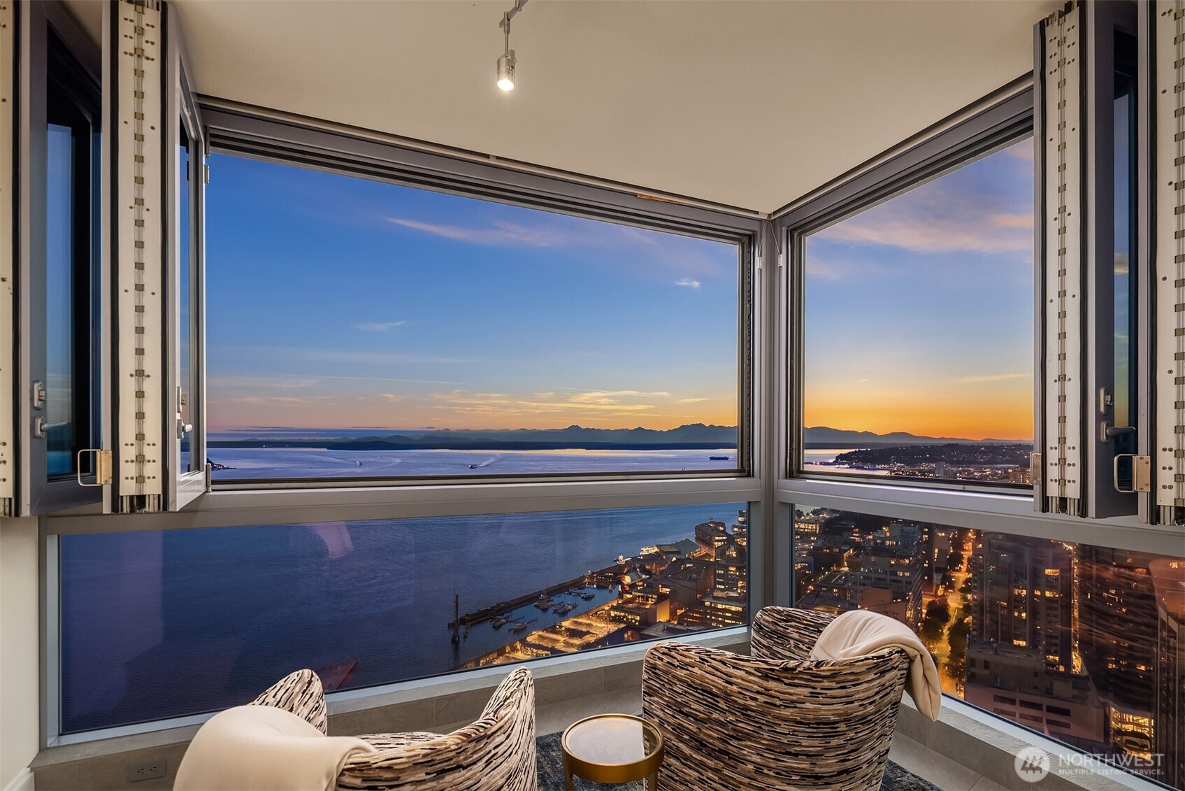 1521 2nd Avenue #PH3800, Seattle, WA 98101, photo 2 of 34