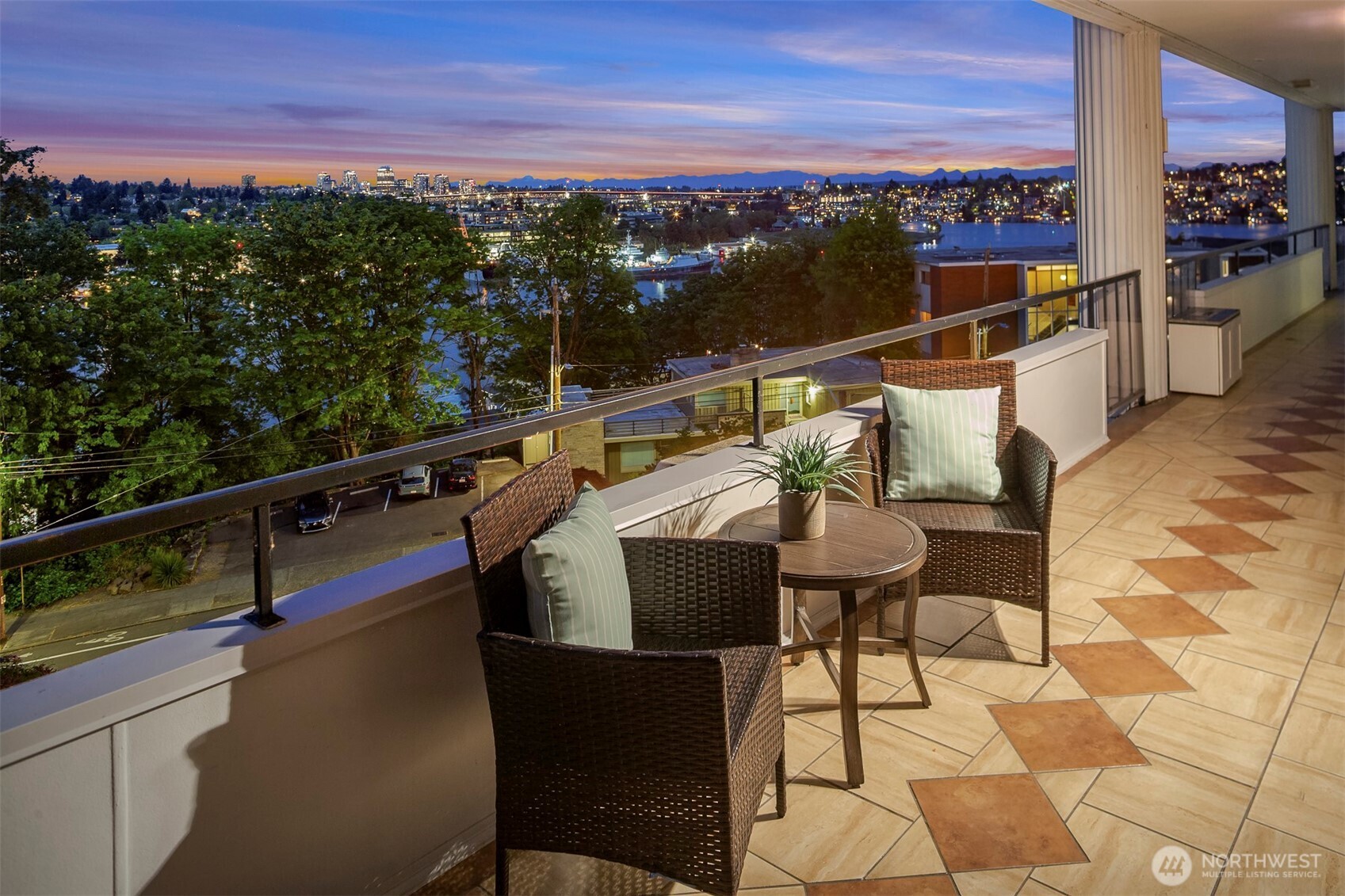 2565 Dexter Avenue N #303, Seattle, WA 98109, photo 2 of 39