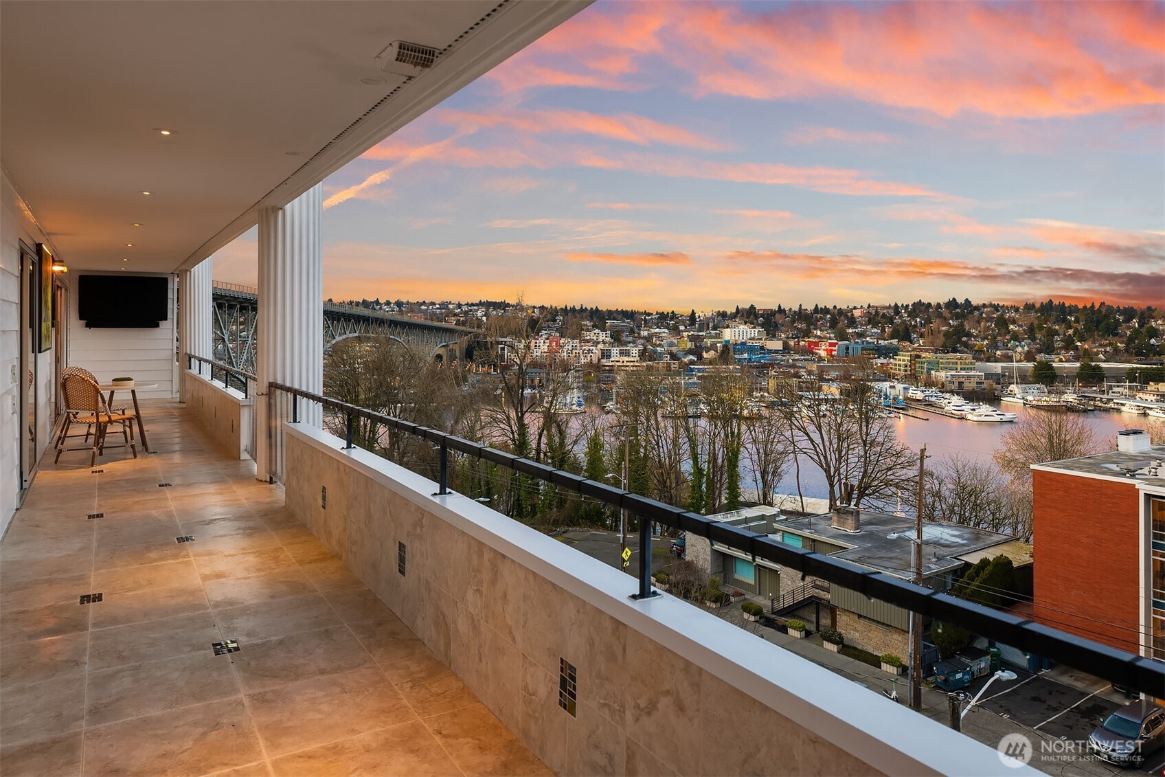 2565 Dexter Avenue N #401