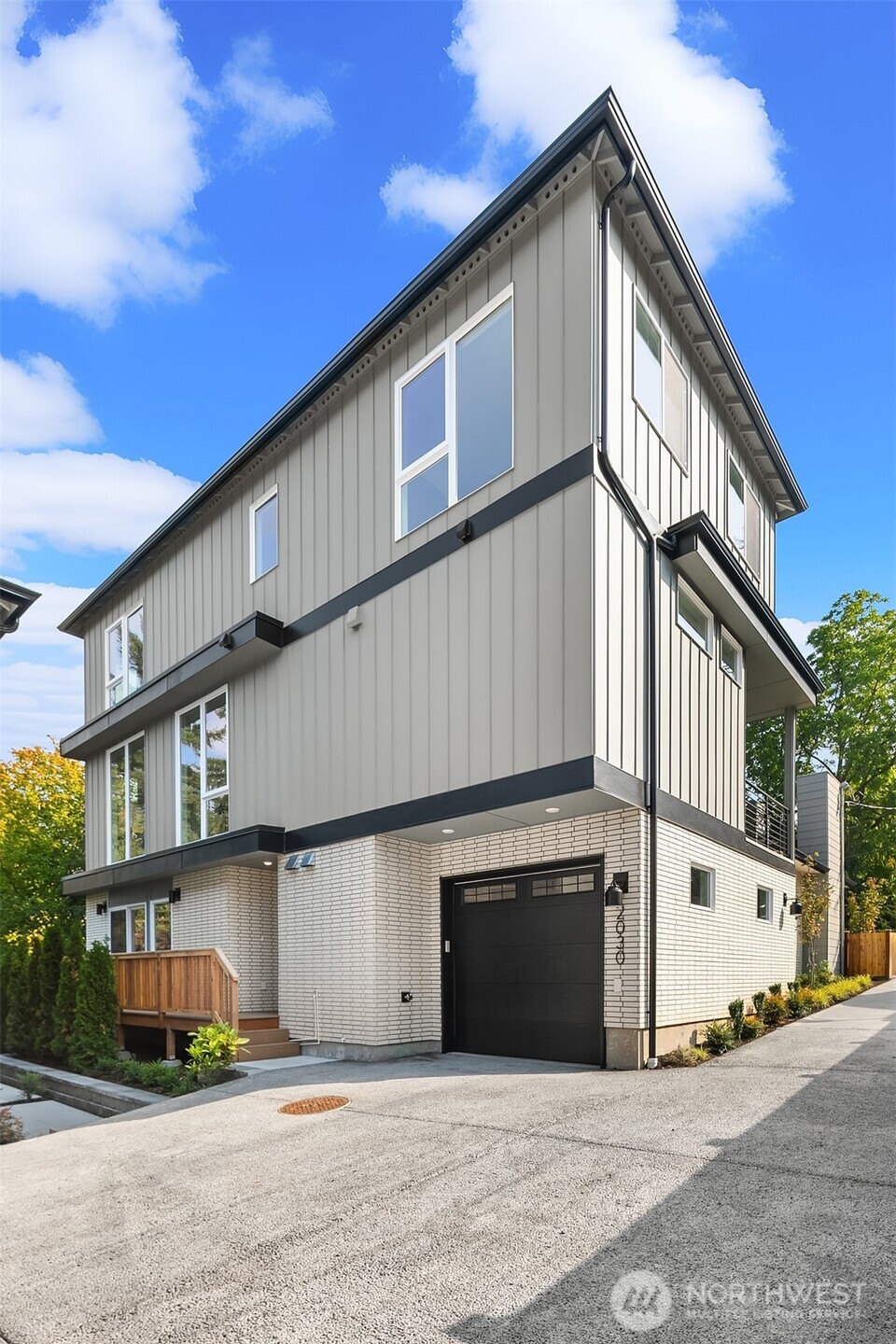 2030 NE 123rd Street, Seattle, WA 98125, photo 2 of 31
