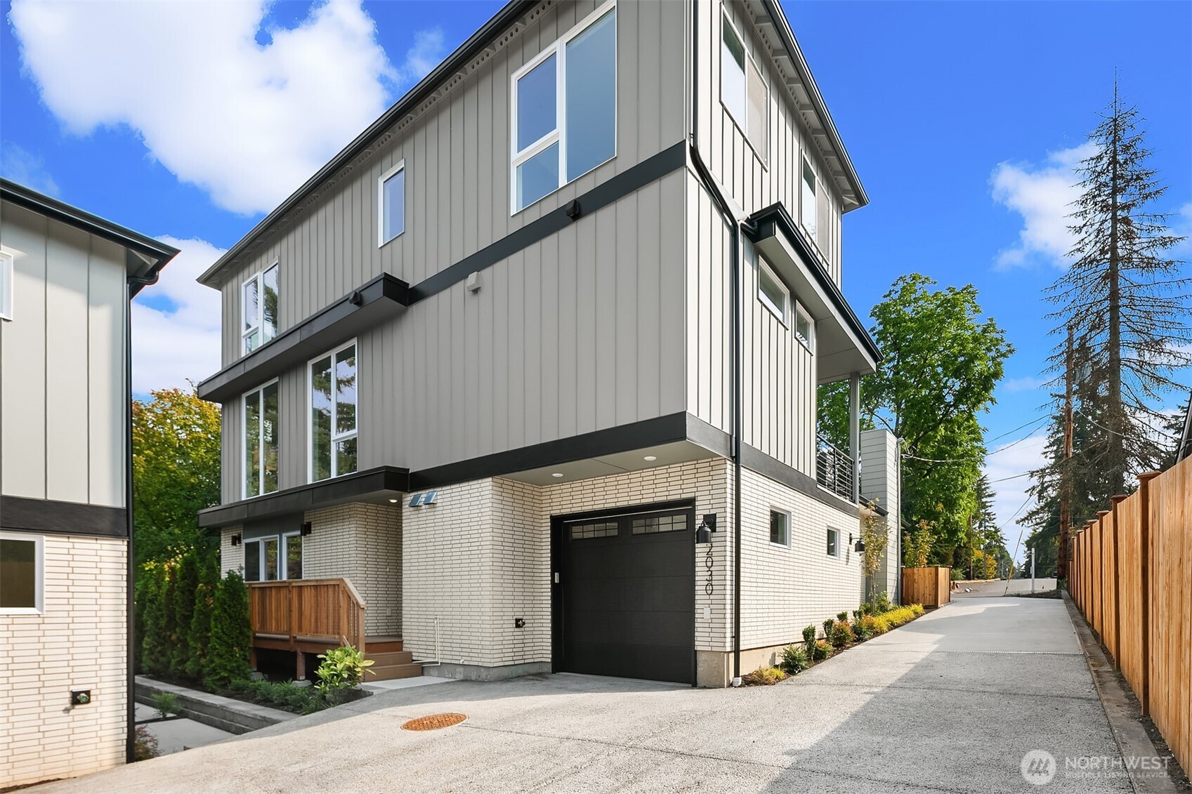 2030 NE 123rd Street, Seattle, WA 98125, photo 3 of 31