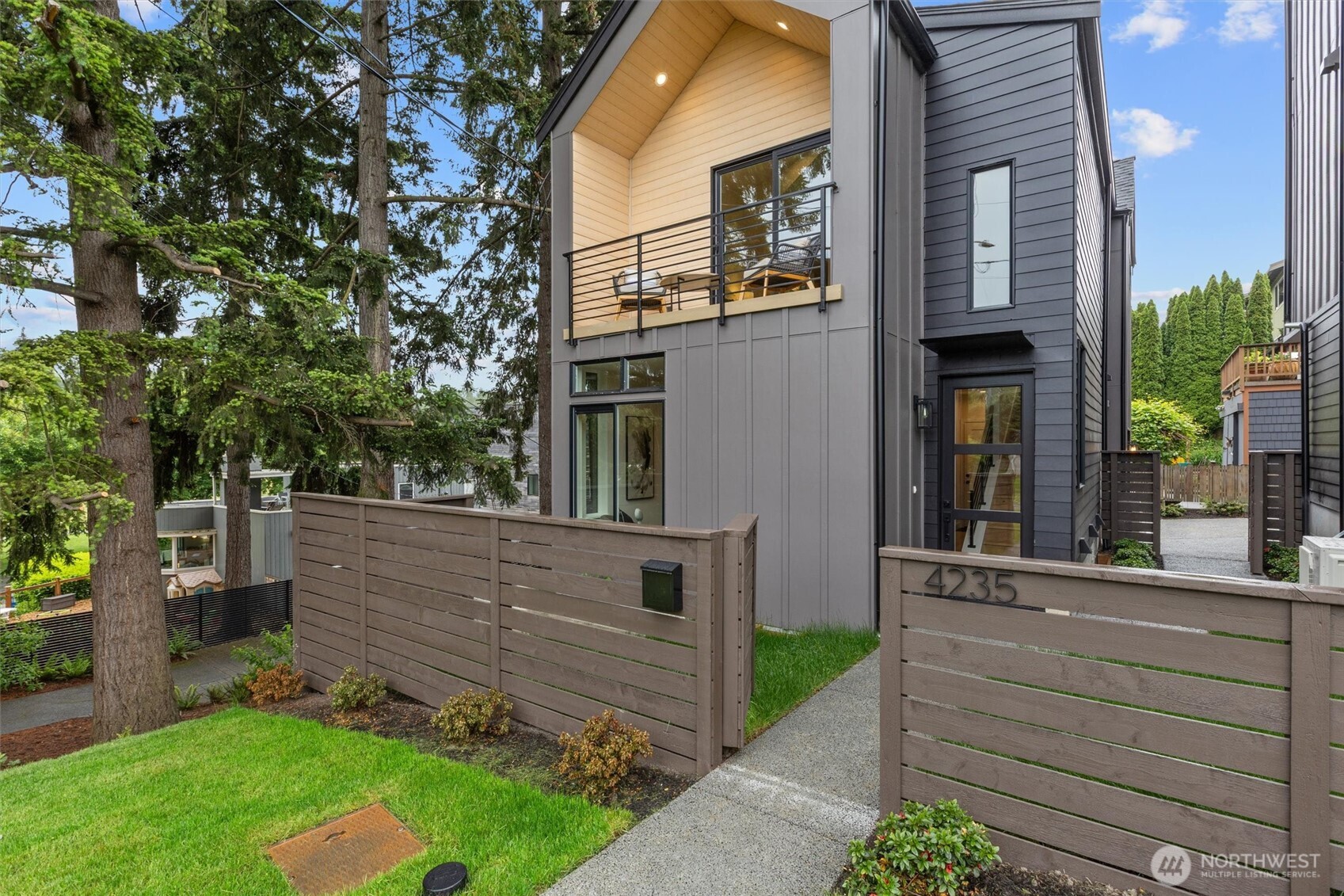 4235 S Bradford Street, Seattle, WA 98118, photo 4 of 31