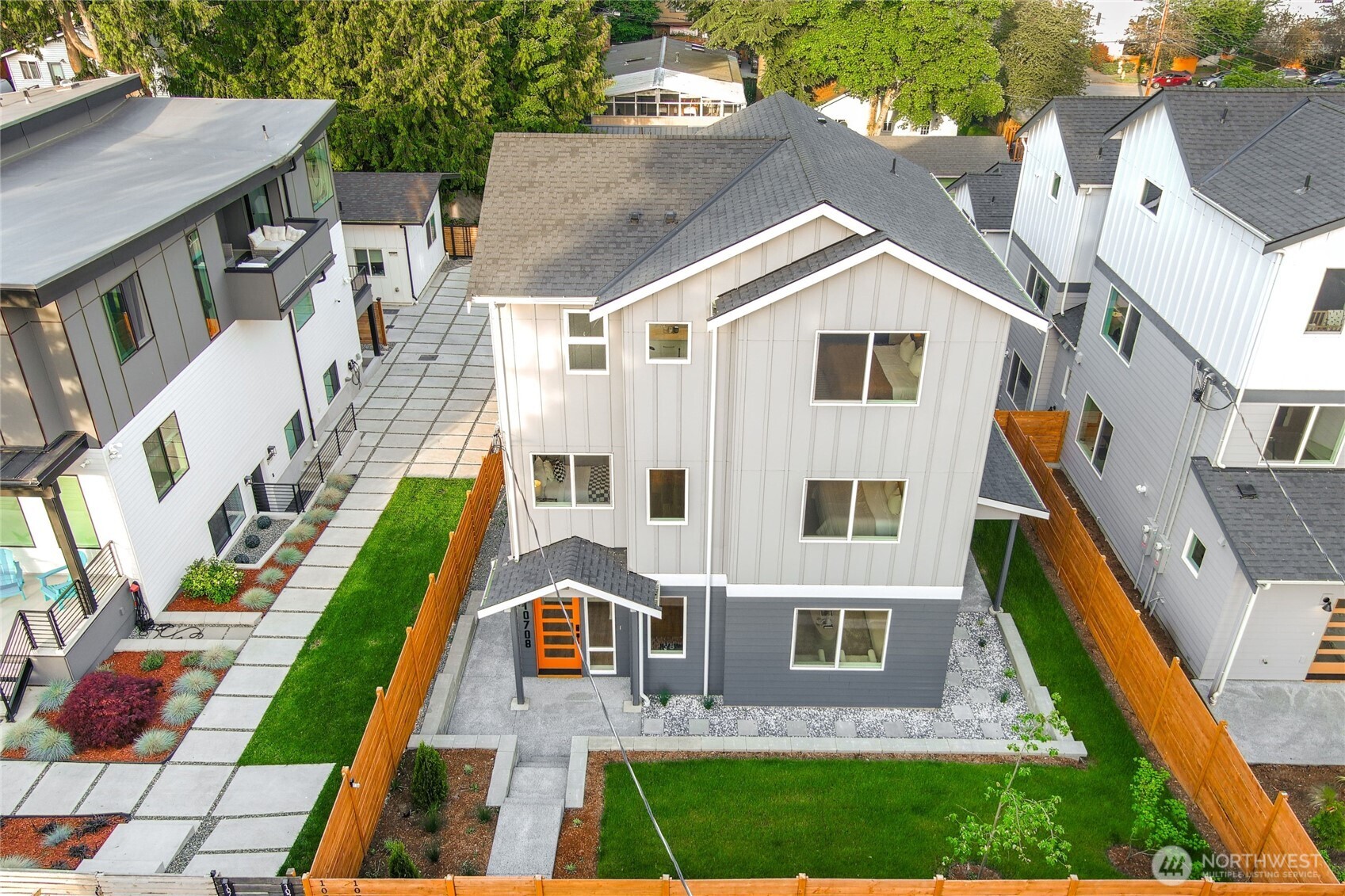 10708 Linden Avenue N, Seattle, WA 98133, photo 2 of 33