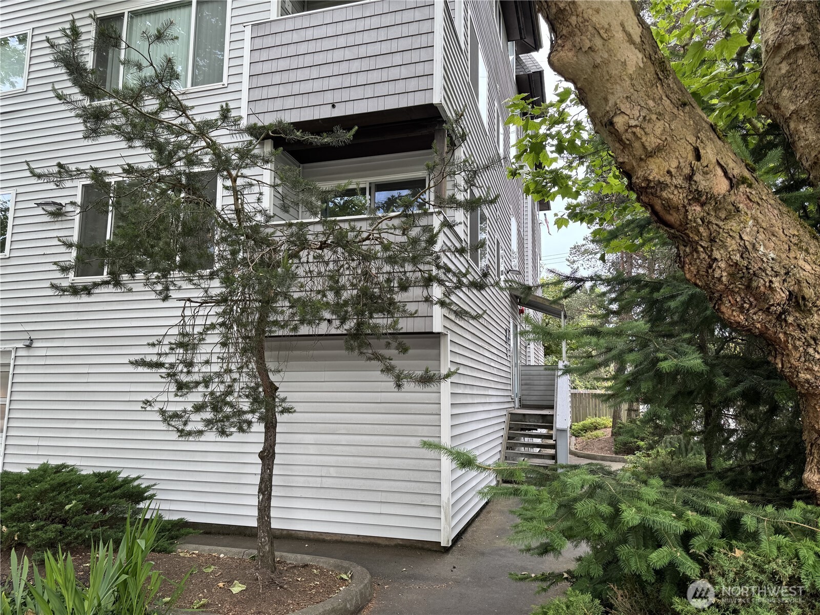 555 N 105th Street #202, Seattle, WA 98133, photo 2 of 23