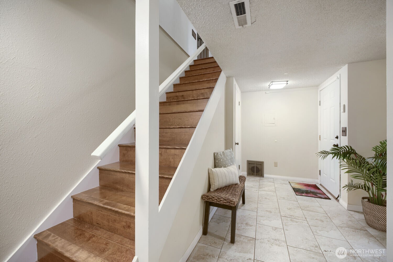 10634 Glen Acres Drive S, Seattle, WA 98168, photo 5 of 31
