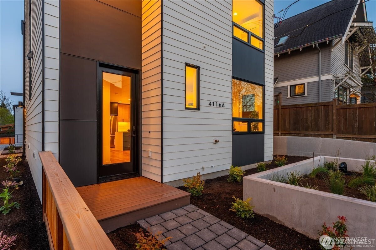 4116 A Burke Avenue N, Seattle, WA 98103, photo 5 of 40