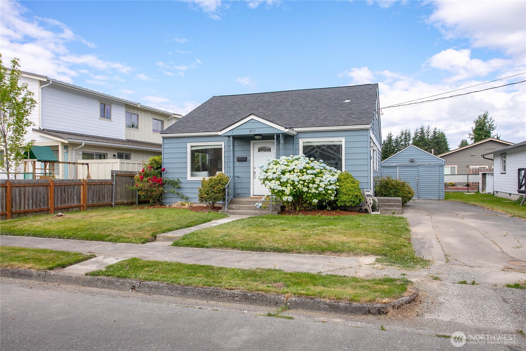 1909 Cleveland Avenue, Mount Vernon, WA 98273, photo 2 of 3