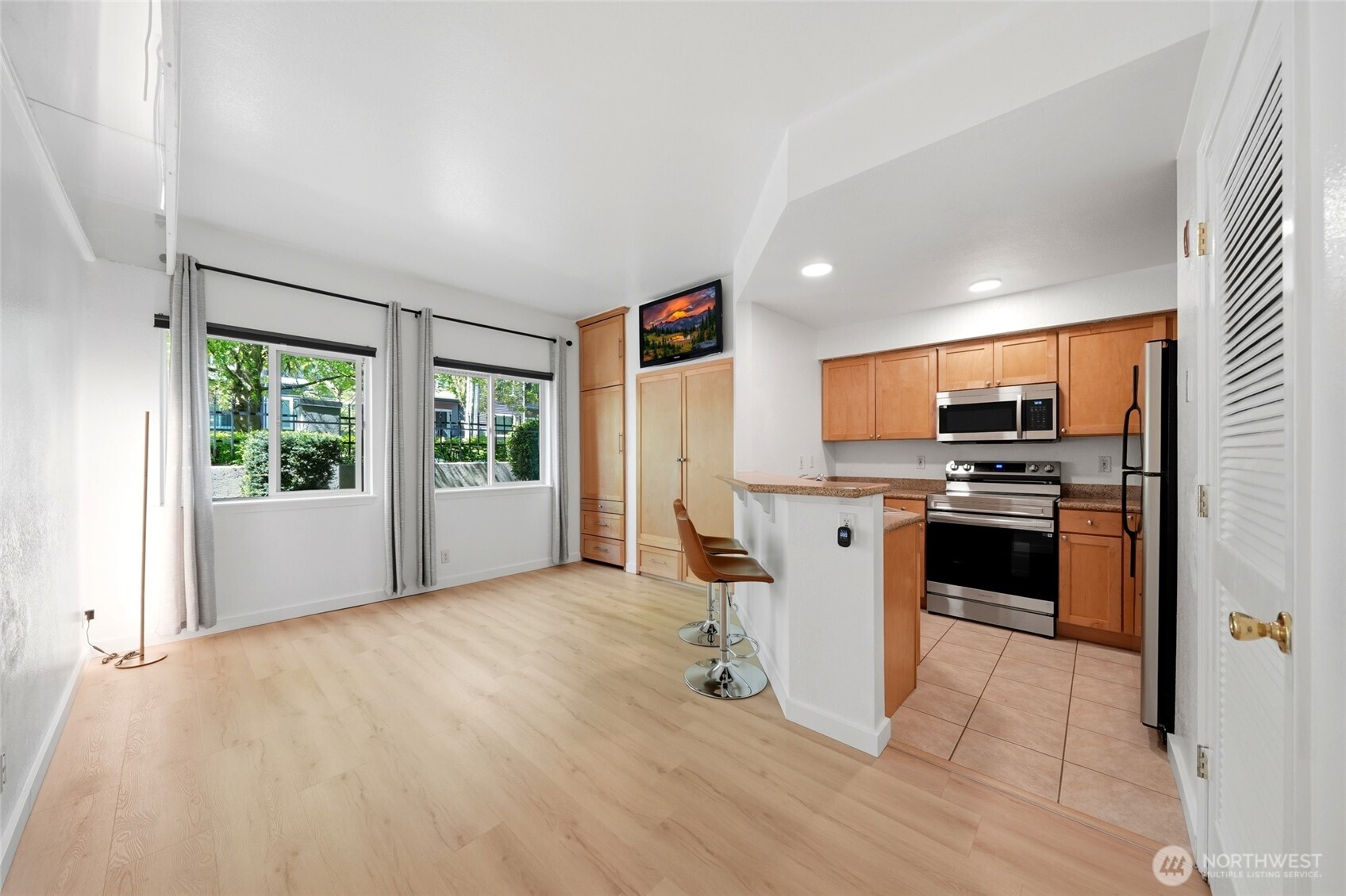 300 10th Avenue #A110, Seattle, WA 98122-7707, photo 2 of 32