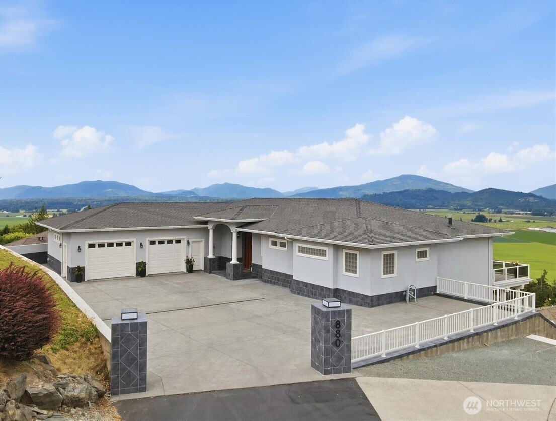 880 Bella Vista Lane