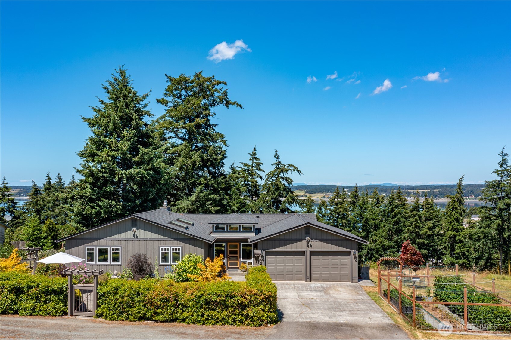 1045 NE Summit Loop