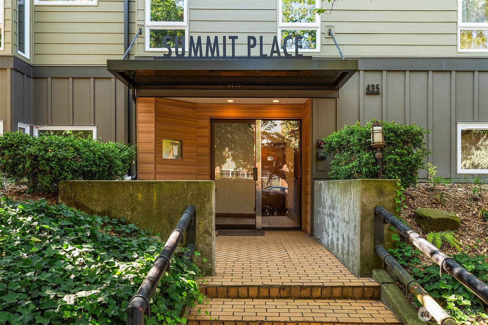 435 Summit Avenue E #203, Seattle, WA 98102, photo 2 of 18