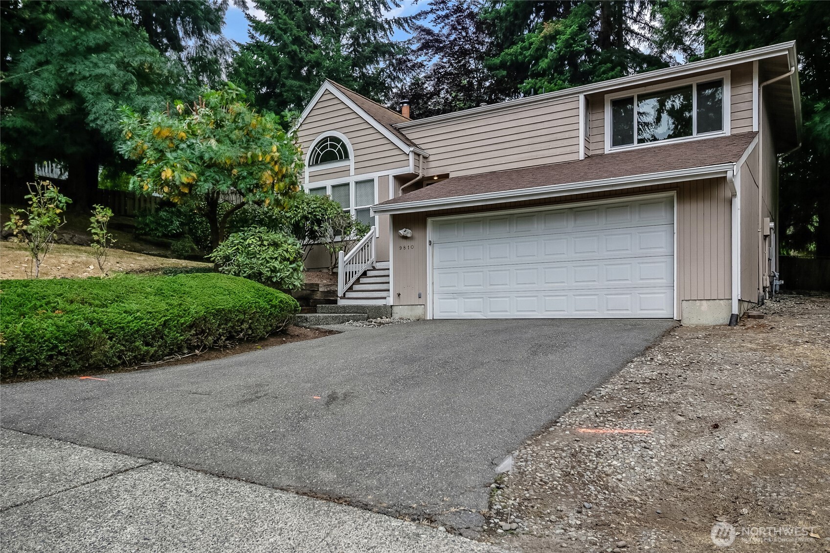 9810 116th Place NE, Kirkland, WA 98033, photo 2 of 24