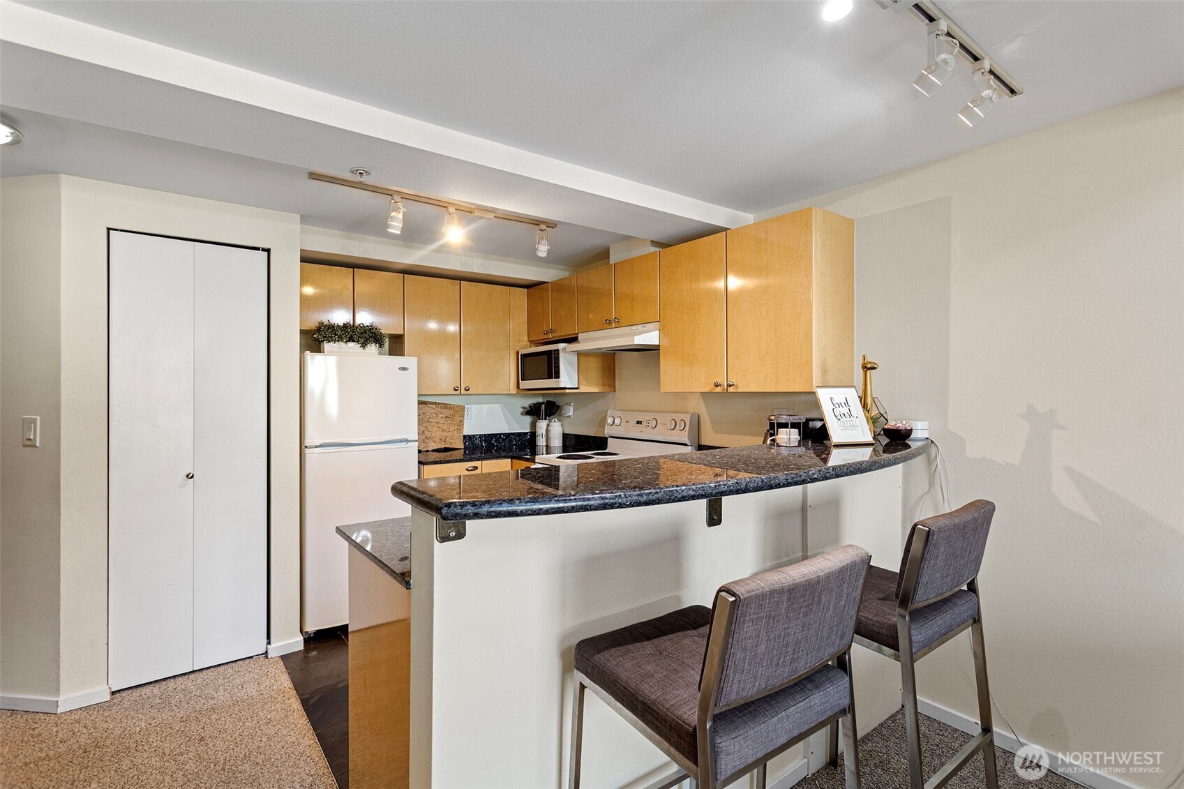 425 Vine Street #701, Seattle, WA 98121, photo 5 of 25