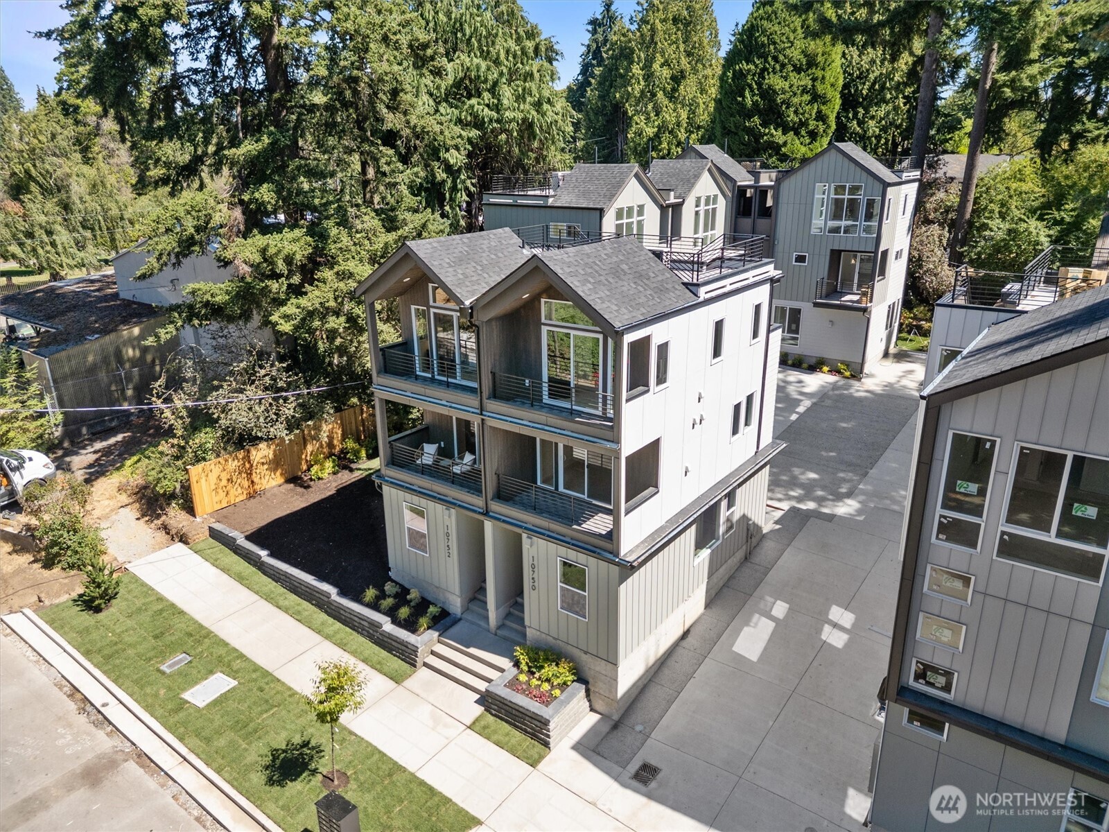 10750 Interlake Avenue N, Seattle, WA 98133, photo 2 of 15