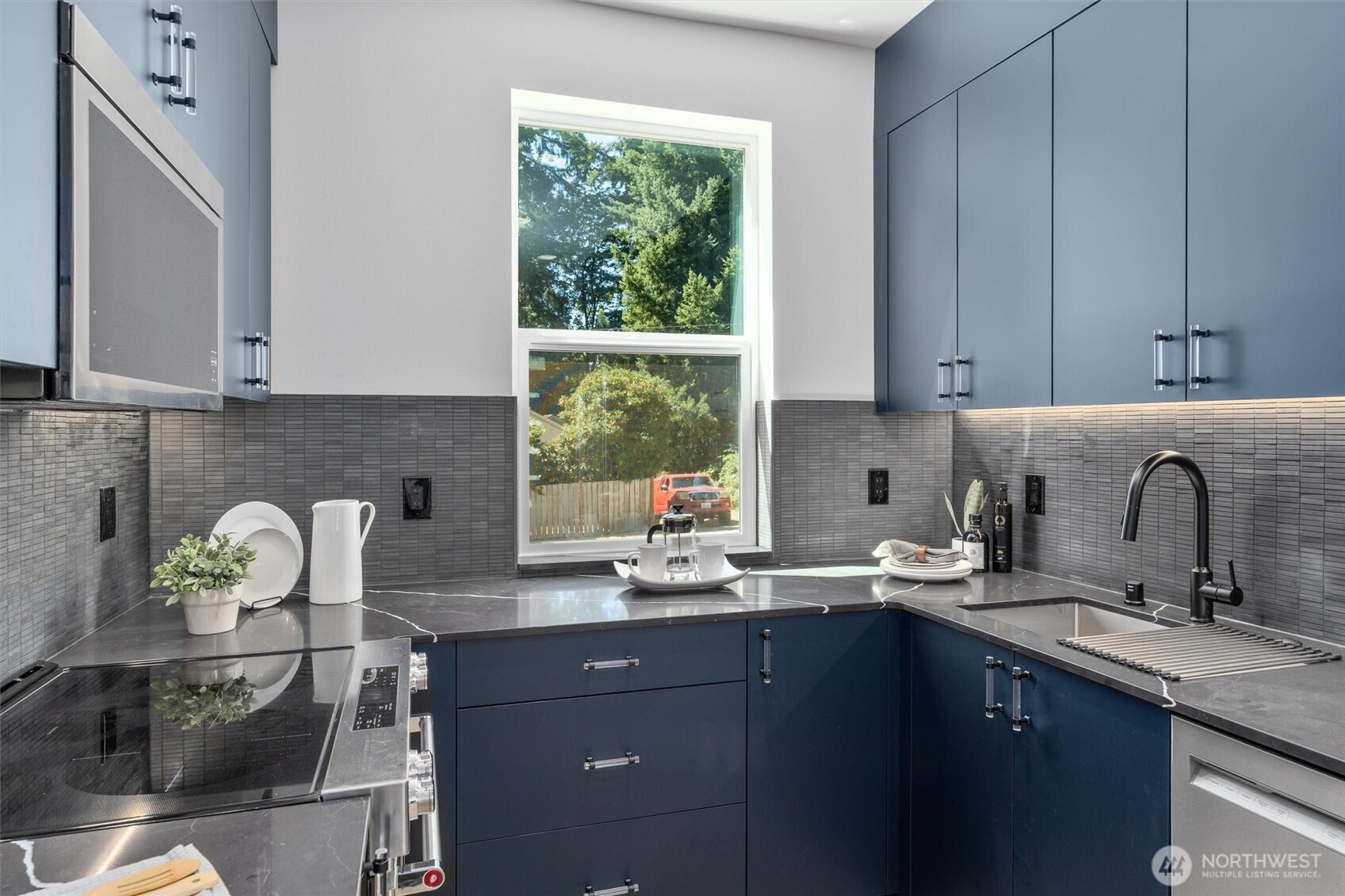 10750 Interlake Avenue N, Seattle, WA 98133, photo 4 of 15