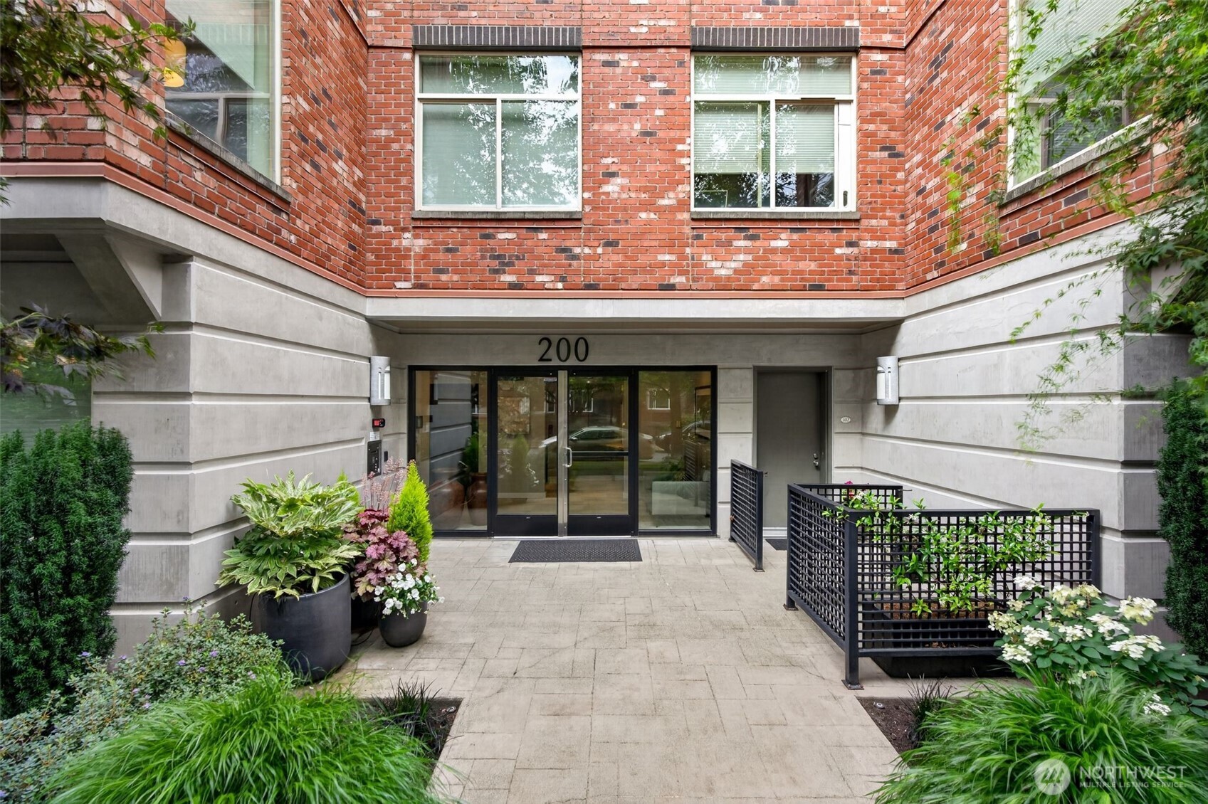 200 W Comstock Street #102, Seattle, WA 98119, photo 2 of 23