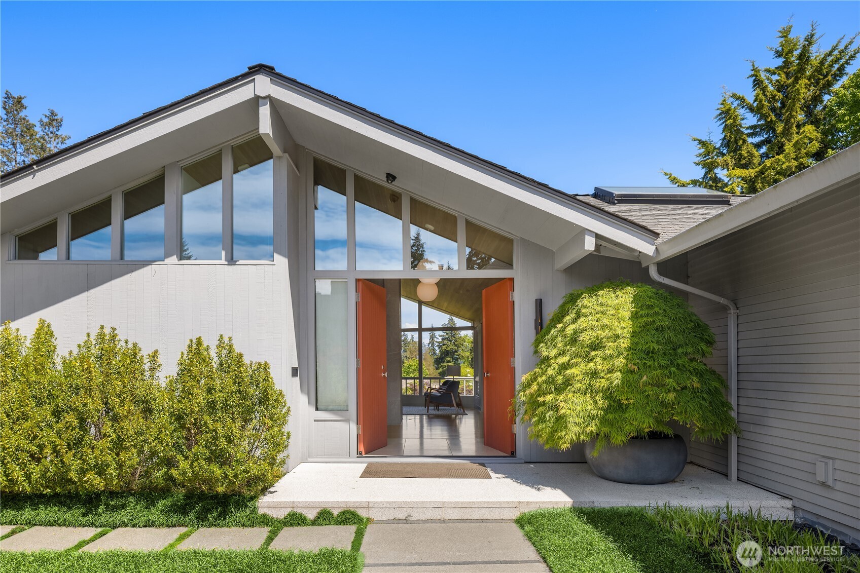 1514 Shenandoah Drive E, Seattle, WA 98112, photo 2 of 39