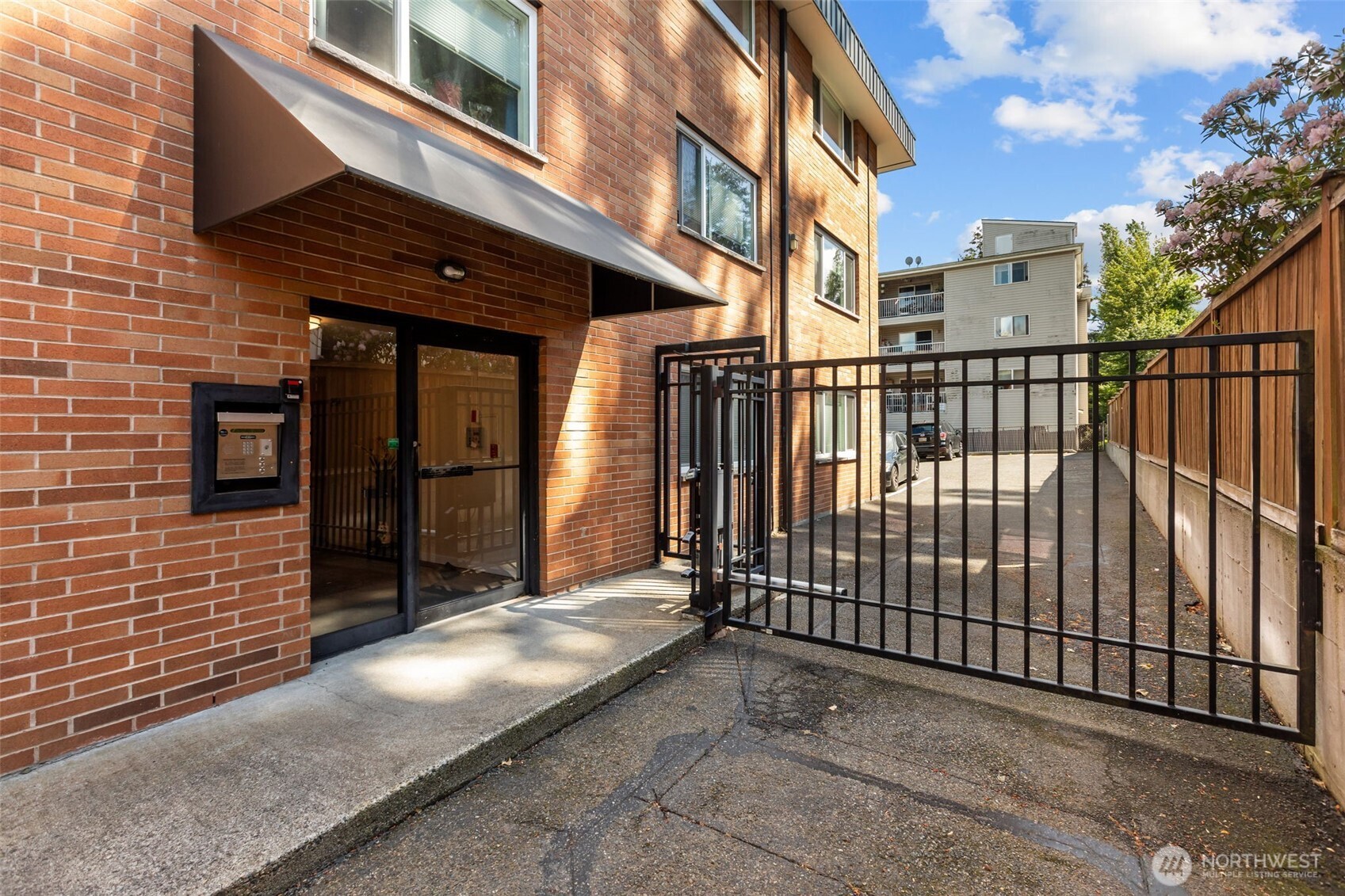 845 NE 125th Street #404, Seattle, WA 98125, photo 2 of 38