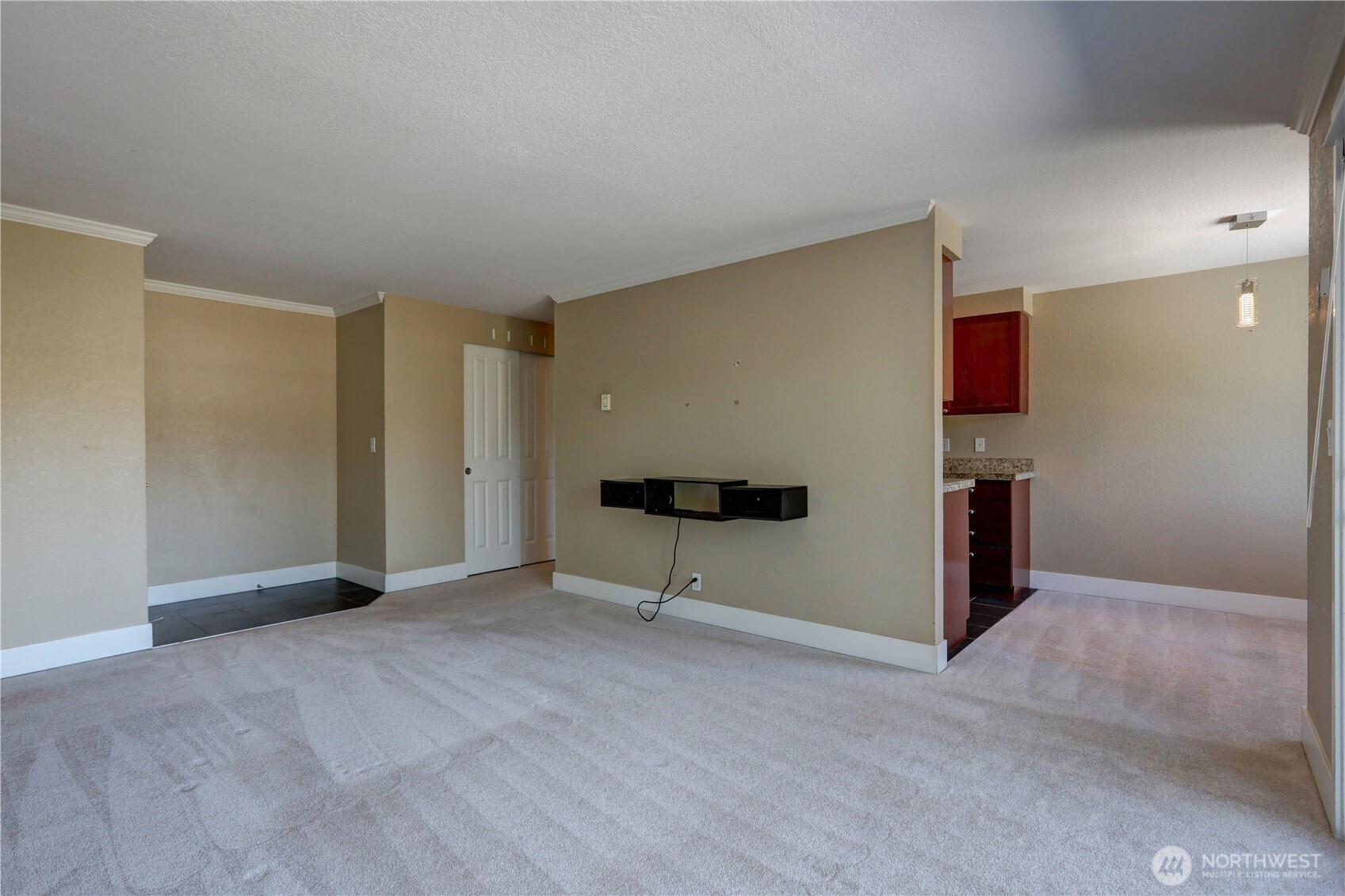 939 N 101st Street #302, Seattle, WA 98133, photo 3 of 14