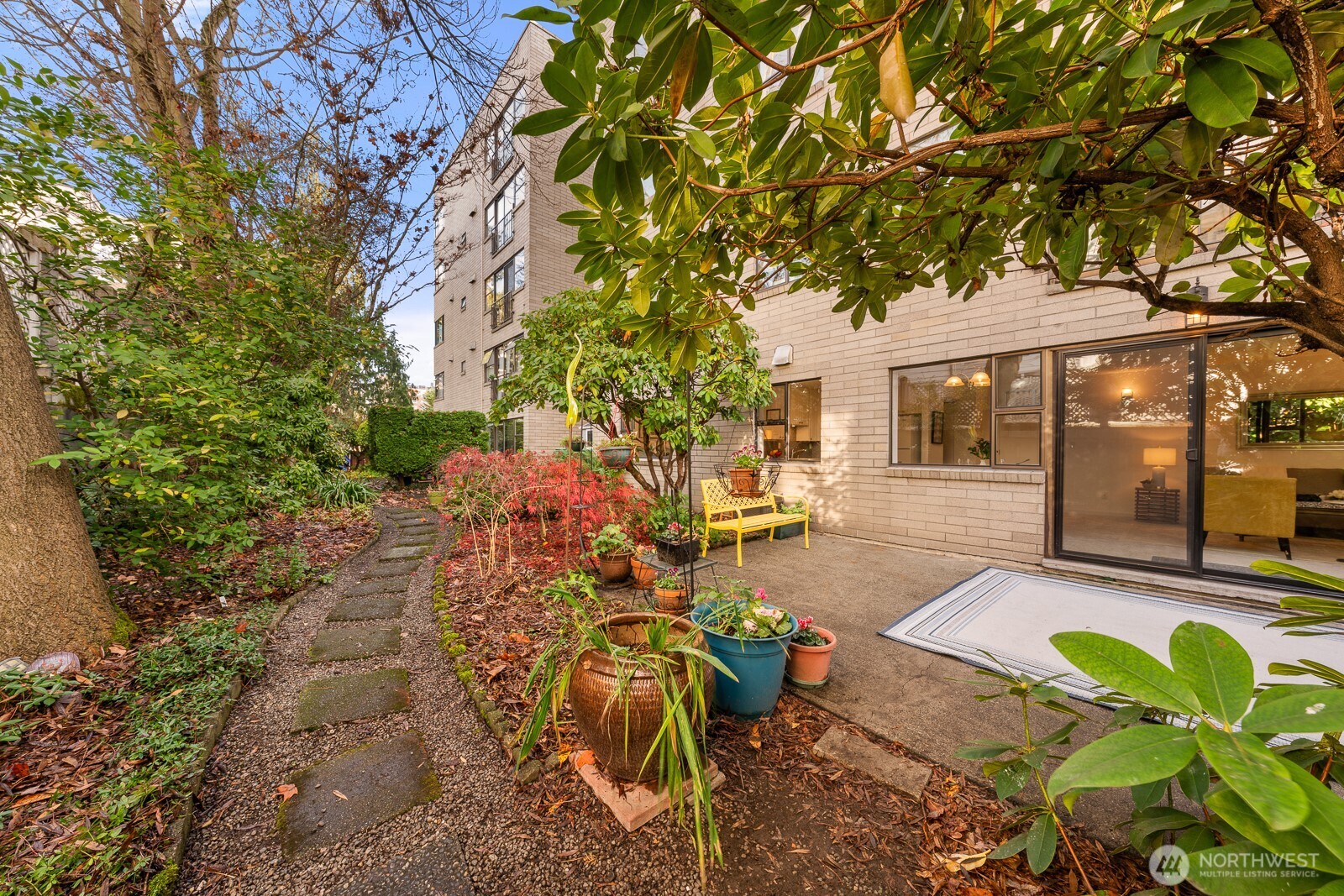 912 3rd Avenue W #101, Seattle, WA 98119-3751, photo 2 of 25