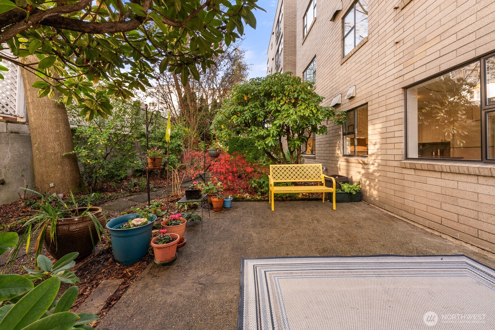 912 3rd Avenue W #101, Seattle, WA 98119-3751, photo 3 of 25