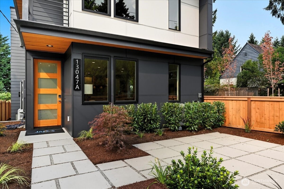 13047 39th Avenue NE #A, Seattle, WA 98125, photo 2 of 23