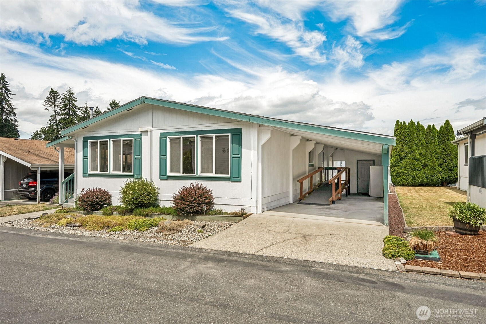 592 NE Saturn Lane