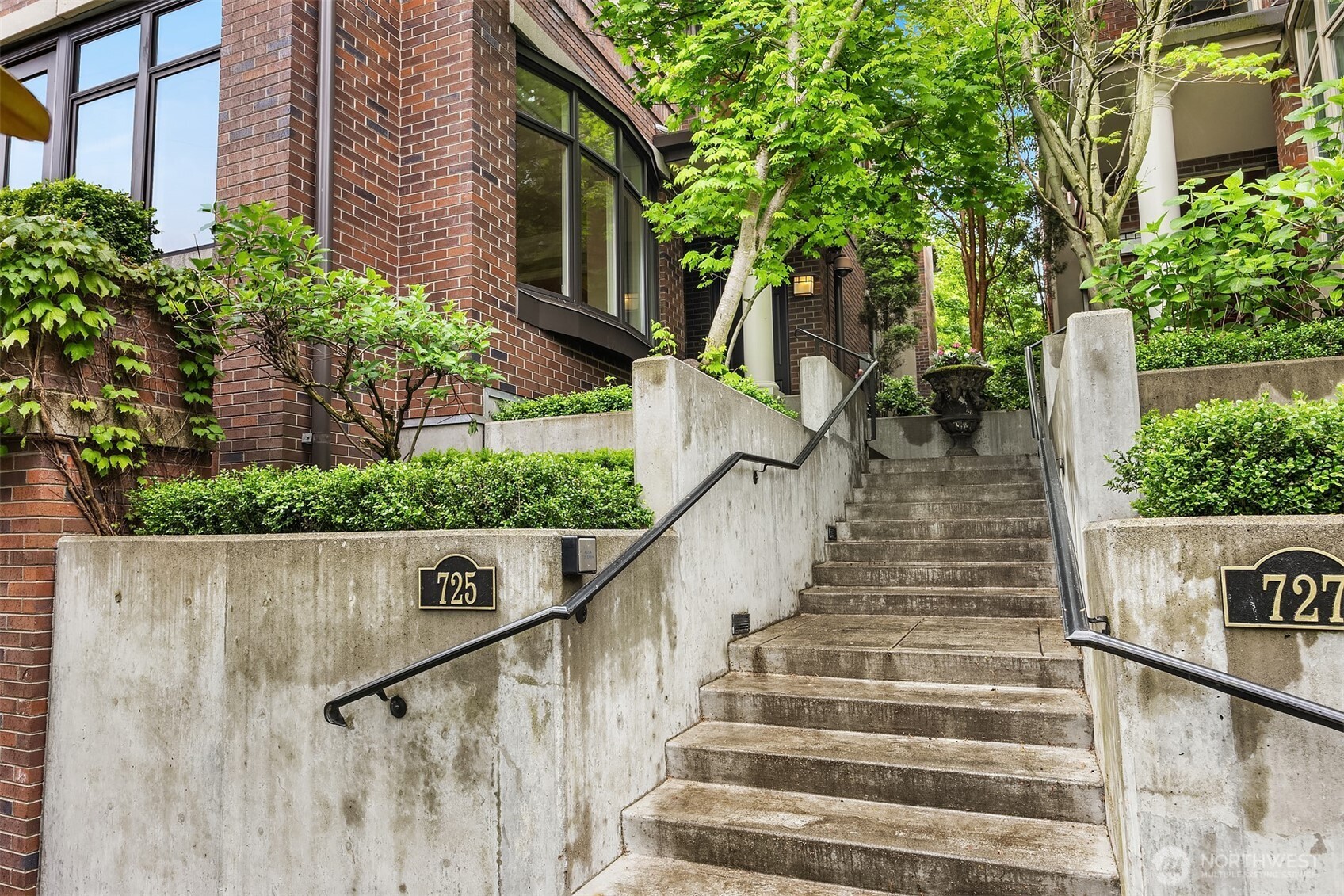 725 Harvard Avenue E, Seattle, WA 98102, photo 3 of 35