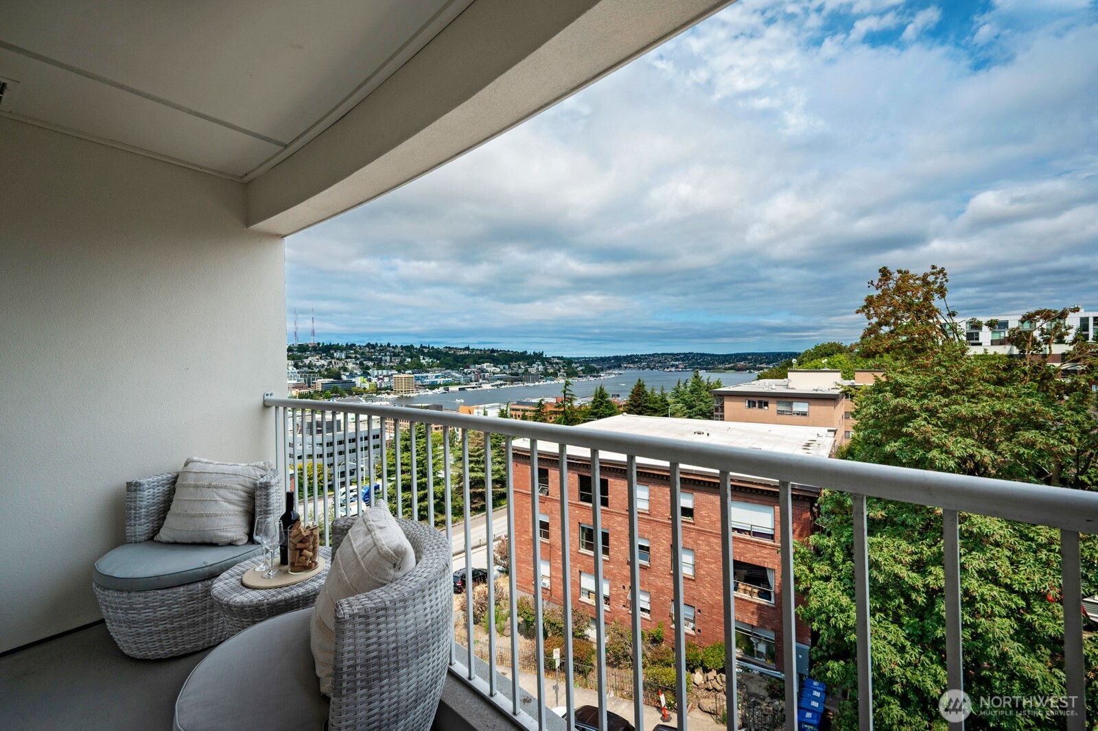 530 Melrose Avenue E #605, Seattle, WA 98102, photo 3 of 37